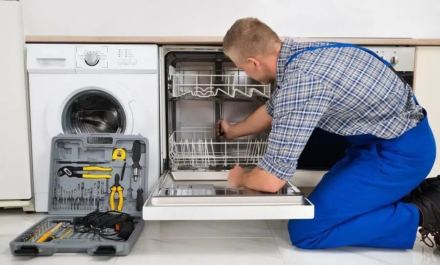 Adapazarı Ferre servisi teknisyen ekibi beyaz eşya tamiri yaparken